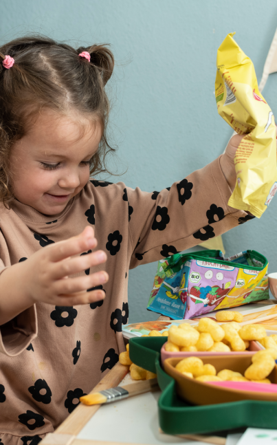 Mädchen spielt mit FruchtBar knusper Enten