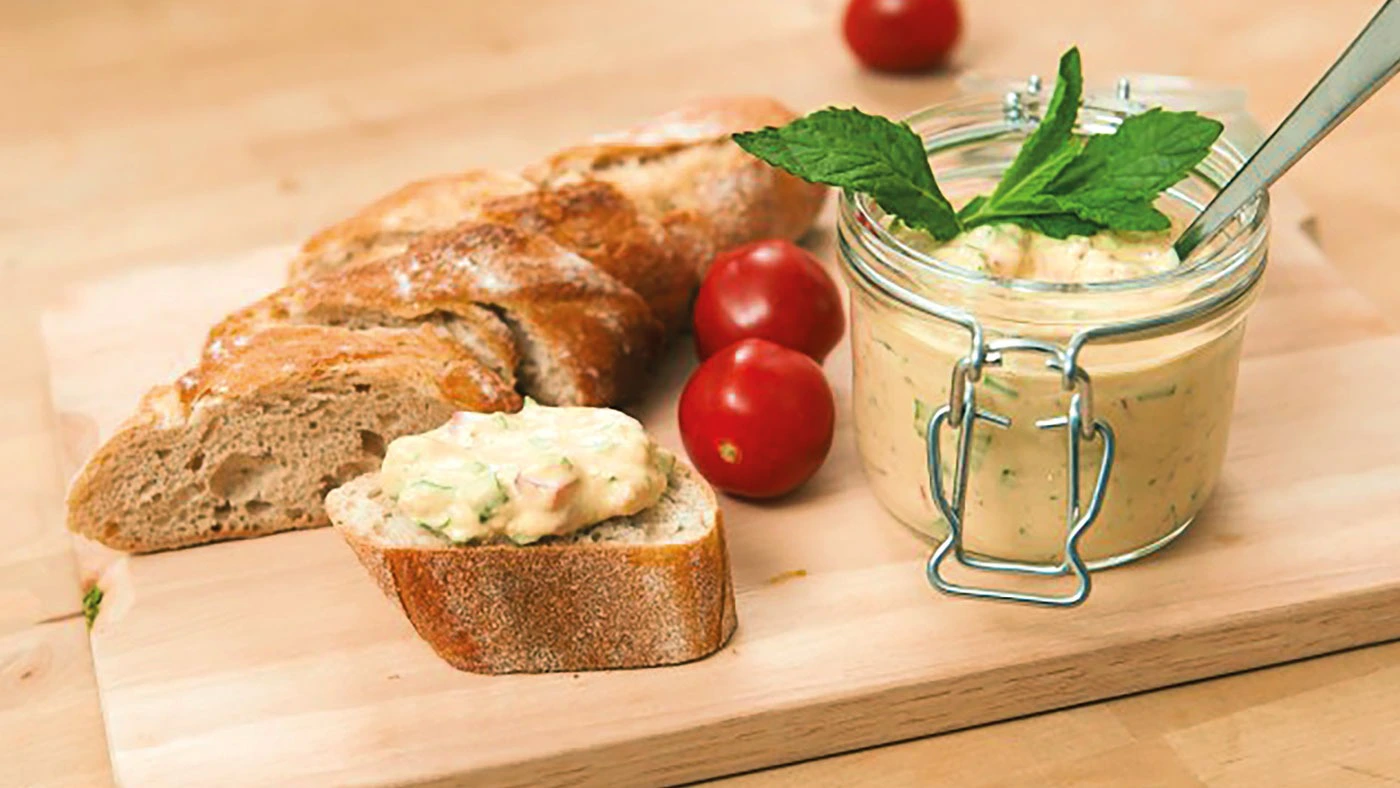 Linsencreme mit Baguette serviert