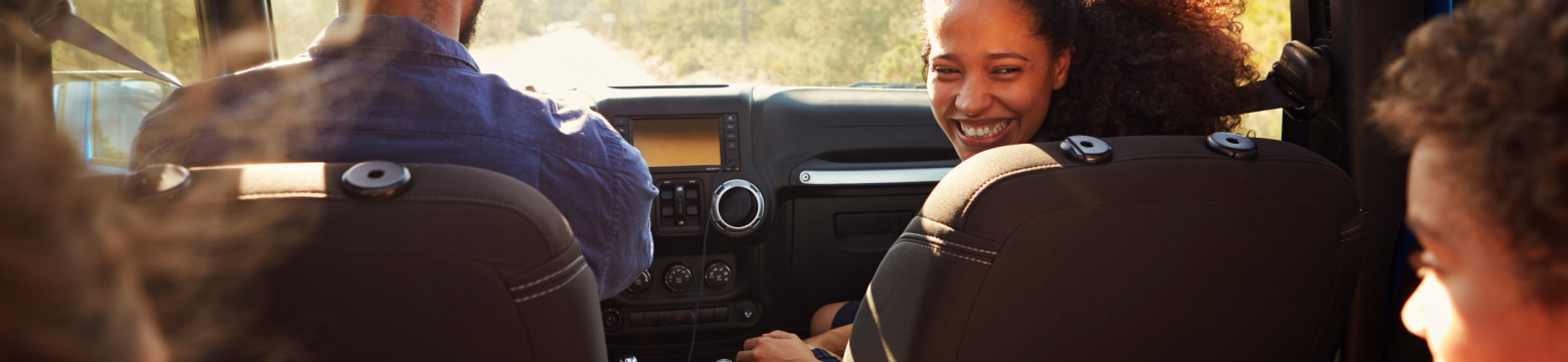 Familie sitzt im Auto
