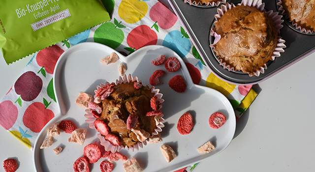 Fruchtige Frühstücks-Muffins von @glueckstopf Müsli Muffins mit gefriergetrockneten Erdbeeren verziert