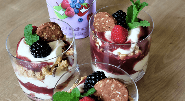 Waldfrucht Dessert Dessert im Glas mt Creme, FruchtBar Quetschie und Pausenfreund Familienkeksen
