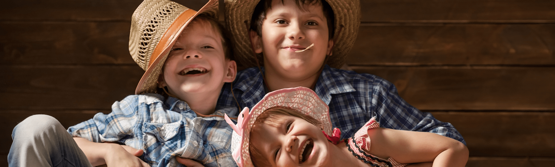 Kindergeburtstag wie auf dem Bio-Bauernhof Kinder liegen im Heuhaufen und genießen die Sonne