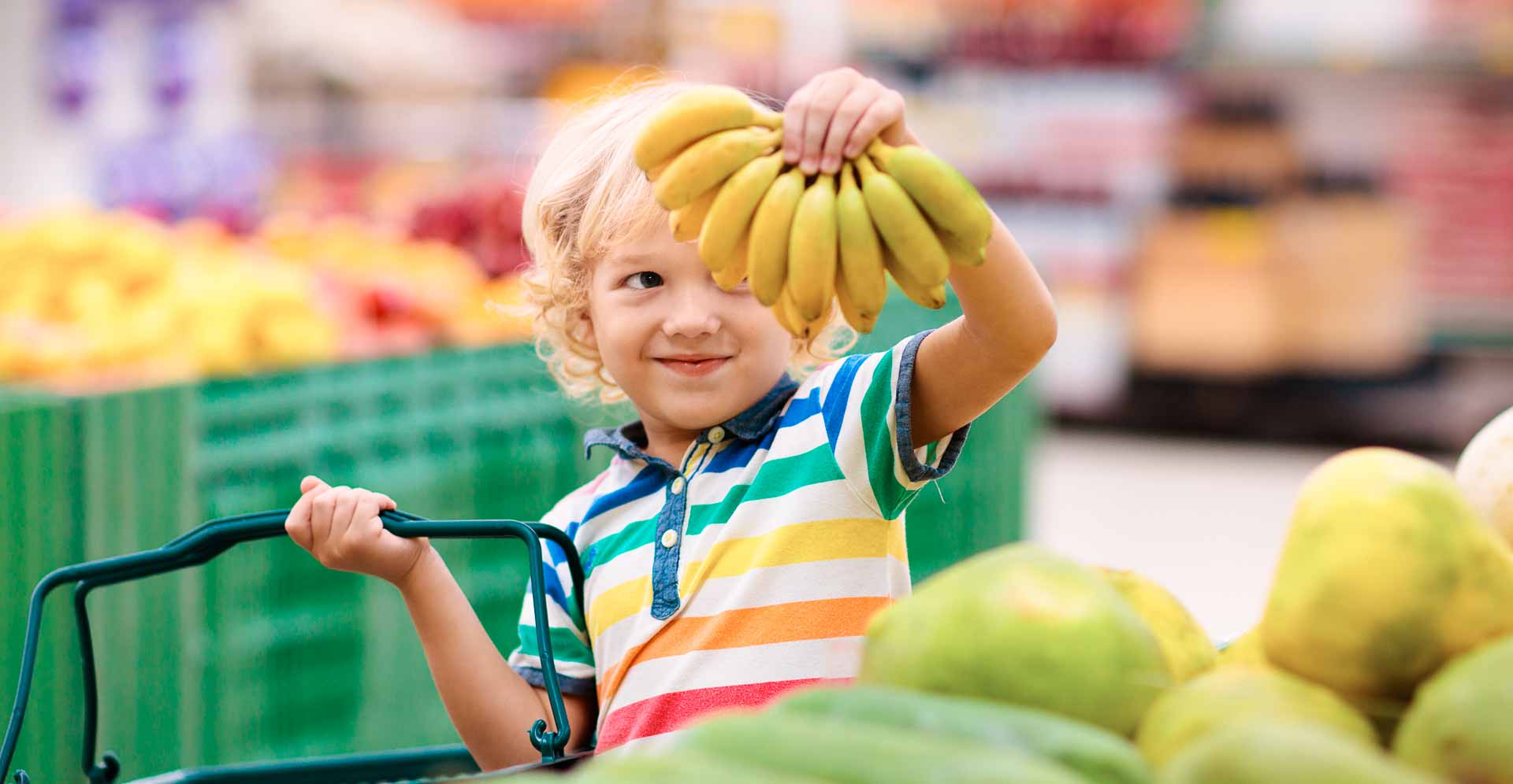 Kind kauft Bananen