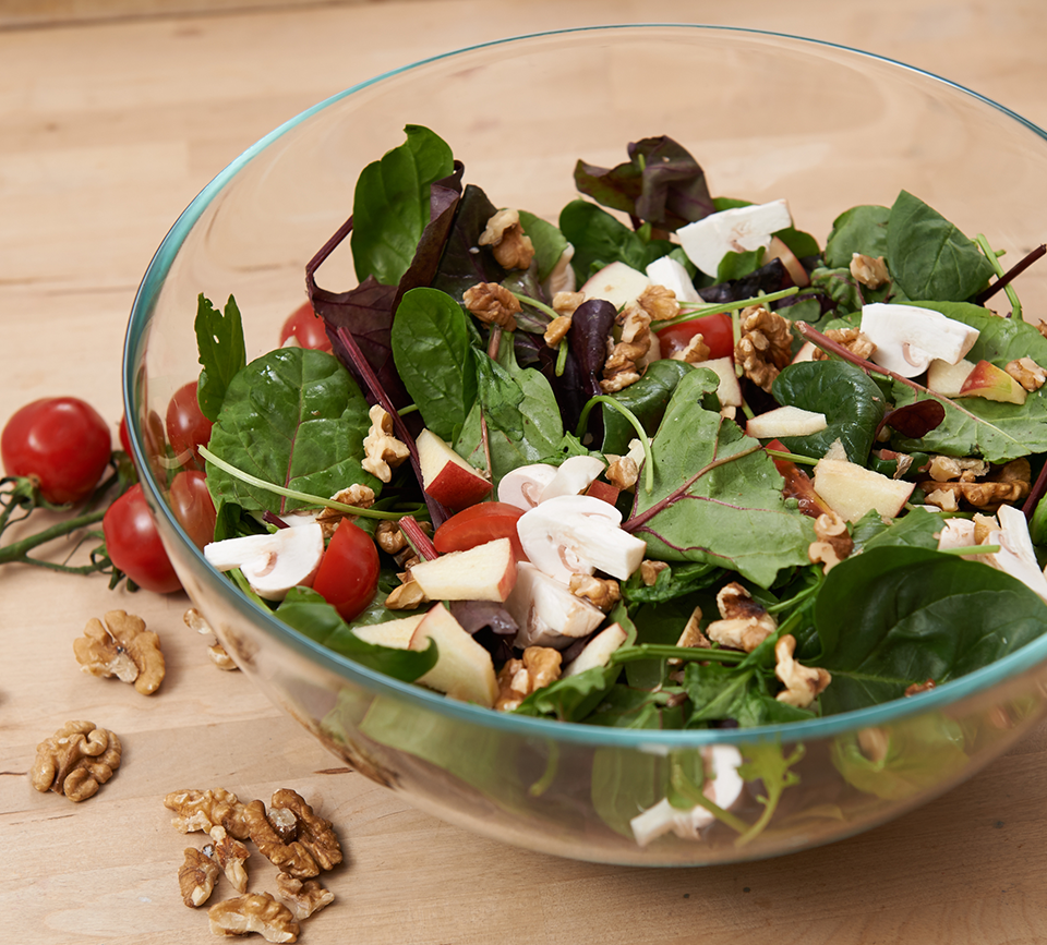 Wildkräutersalat mit Apfel und Quetschie dressing