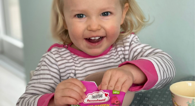 Baby mit Pausenfreund Snacks