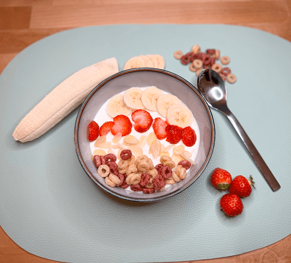 Frühstücksbowl mit Obst und FruchtBar Knusper Kringeln